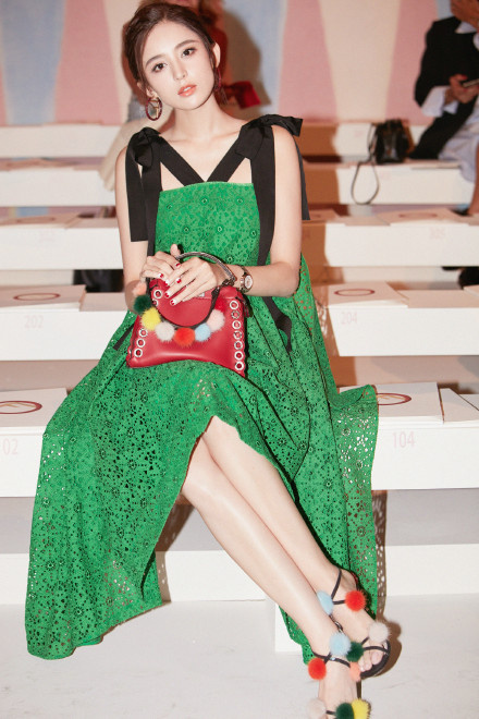 古力娜扎米兰s时装周穿的绿色裙子是什么品牌