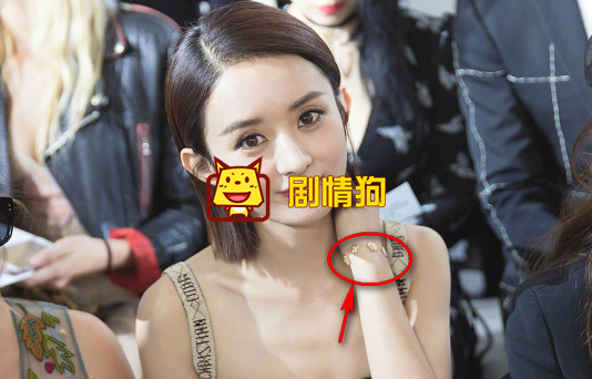 赵丽颖时装周穿的黑色长裙是什么品牌